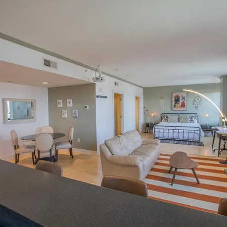 Designer Downtown Condo Suite - Splendid View